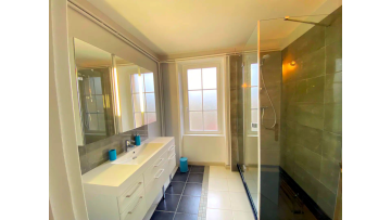 Shared bathroom of bedroom #3 & 4